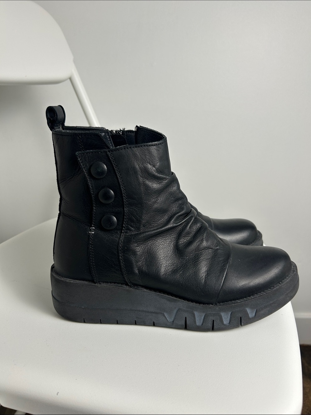 Miz Mooz Black Leather Ankle Boots Women’s US 7 EU 37 Side Zip Button Moto